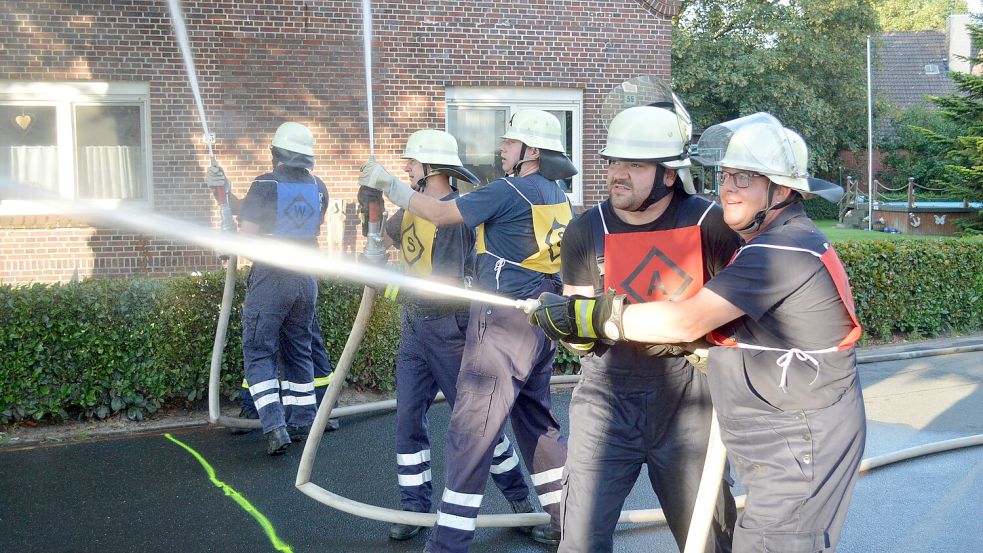 Wasser marsch: Die Klostermoorer in Aktion.