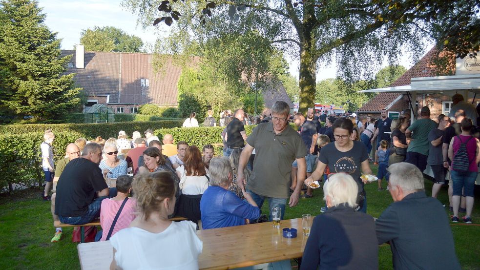 Viele Besucher genossen die Wettkämpfe, das schöne Wetter und Getränke.