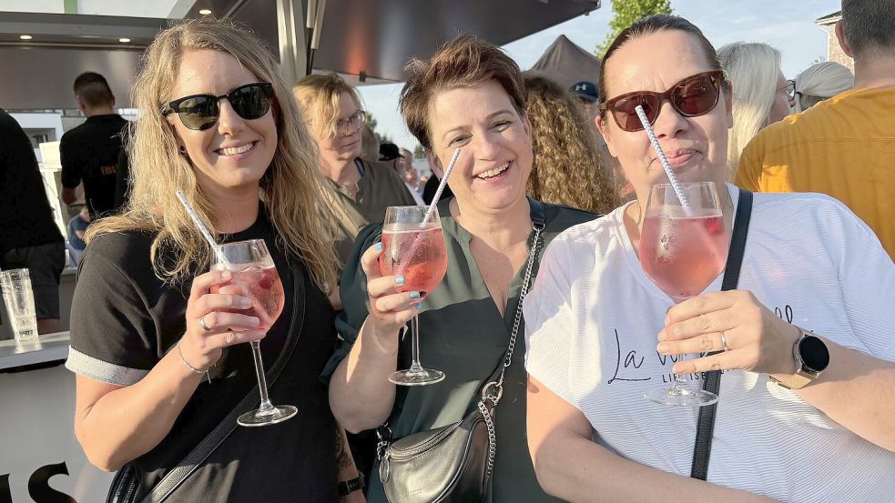 Sommer-Flair auf dem Markt: Die Besucher genossen Sonne, kühle Getränke und tolle Musik. Foto: Janßen