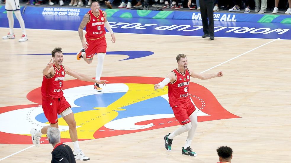 Deutschlands Profis jubeln nach dem WM-Halbfinale. Foto: Matthias Stickel/dpa