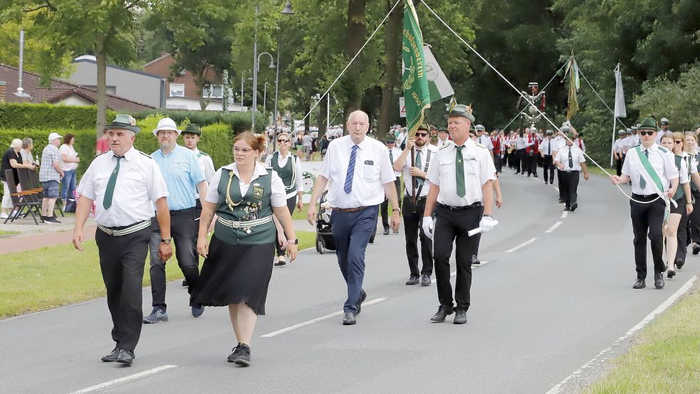 Mit dem großem Festumzug wurde das Volksschützenfest von „Gut Ziel“ Strücklingen eingeleitet. Neben dem Vorsitzenden Konrad Fugel (2. Reihe rechts) marschierte auch der stellvertretende Landrat Bernd Möller (links daneben) mit. Foto: Passmann