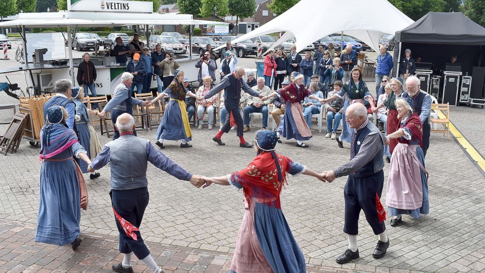 Bei der Veranstaltung Perlen der Region im Juni auf dem Marktplatz der Gemeinde Rhauderfehn trat die Saterländer Volkstanzgruppe auf. Nun sind die Saterländer bei der Europeade auf Sardinien vertreten. Foto: Zein