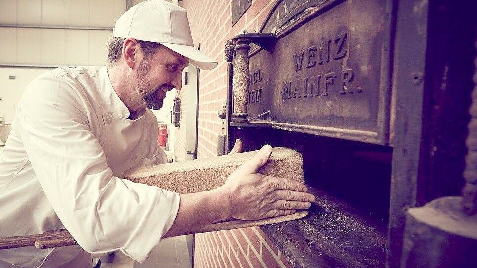 Natürliche Zutaten, keine Konservierungsstoffe: Walter Schulte hat ein Vollkornbrot aus dem Steinofen geholt.