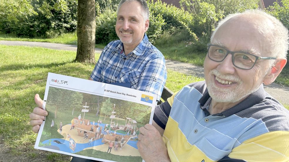 Renée Mertin (links) und Bernhard Abel zeigen auf einem Vor-Ort-Termin am Modell-Foto, wie der neue Spielplatz aussehen wird. Foto: Janßen