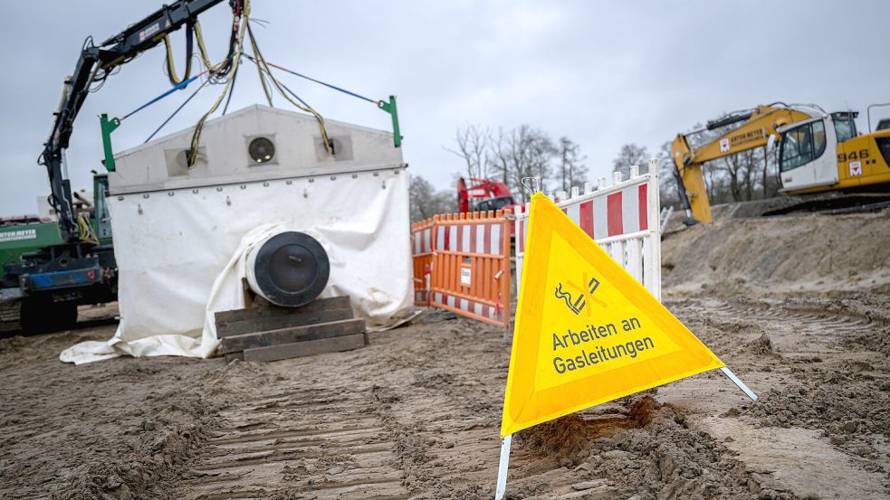 Durch diese Rohre soll später einmal auch Wasserstoff transportiert werden: An der Anbindungspipeline für das LNG-Terminal in Wilhelmshaven wurde im Dezember in Westerstede noch gearbeitet. Mit der rund 70 Kilometer langen Pipeline will EWE angelandetes Flüssigerdgas (LNG) nach der Umwandlung in den gasförmigen Zustand zu seinen bestehenden Erdgasspeichern bei Jemgum transportieren. Foto: Schuldt/dpa/Archiv