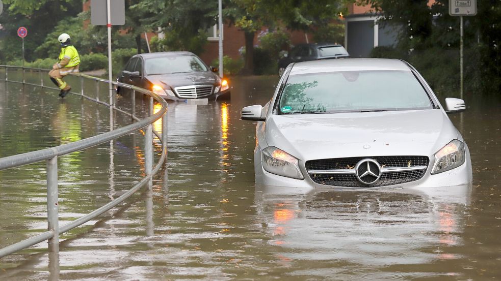 Das Wasser stand teilweise hüfthoch in den Quickborner Straßen. Ursache waren ortsfeste Gewitter, die dafür sorgten, dass es etwa eine Stunde lang heftig in Quickborn regnete. Foto: Florian Sprenger