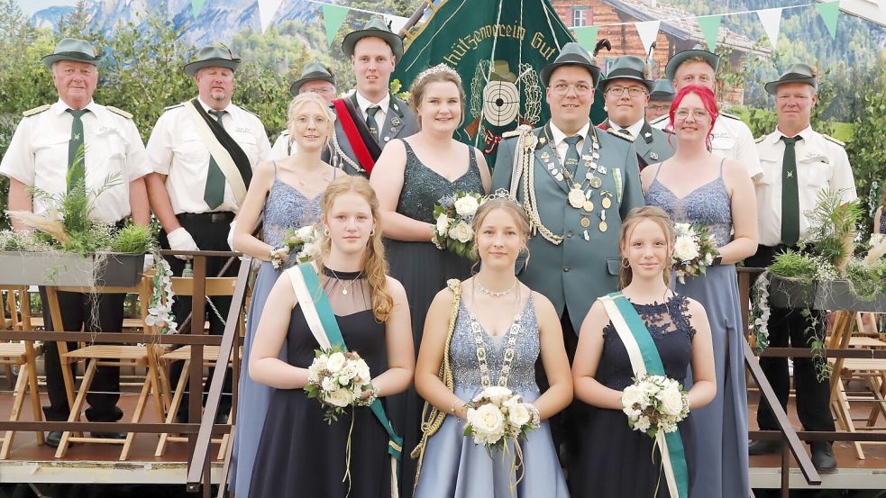 Die neuen Königshäuser des Schützenvereins Gut Ziel Strücklingen mit König Marco und Königin Hilke Fugel (Mitte) sowie Jugendkönigin Marie-Sophie Arens (unten Mitte). Foto: Passmann