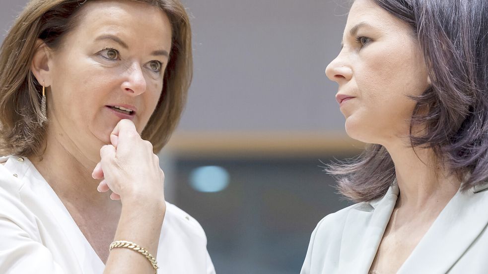 Deutschlands Außenministerin Annalena Baerbock (rechts) im Gespräch mit der slowenischen Außenministerin Tanja Fajon. Foto: AP