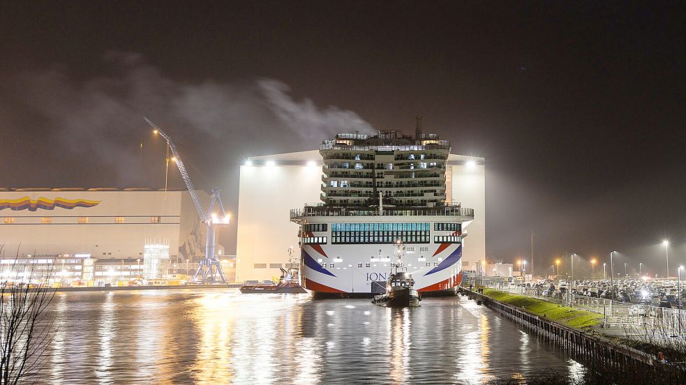 Die CDU verlangt rasche Hilfen vom Staat: „Sonst gehen die Lichter in Papenburg aus“. Unser Foto zeigt, wie im Februar 2020 auf der Meyer Werft das Kreuzfahrtschiff „Iona“ ausgedockt wird. Foto: Remmers/DPA