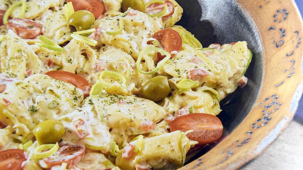 Tierisch lecker ohne Tier: Der vegetarische Tortellini-Salat ist schnell zubereitet. Foto: Timo Lutz Werbefotografie