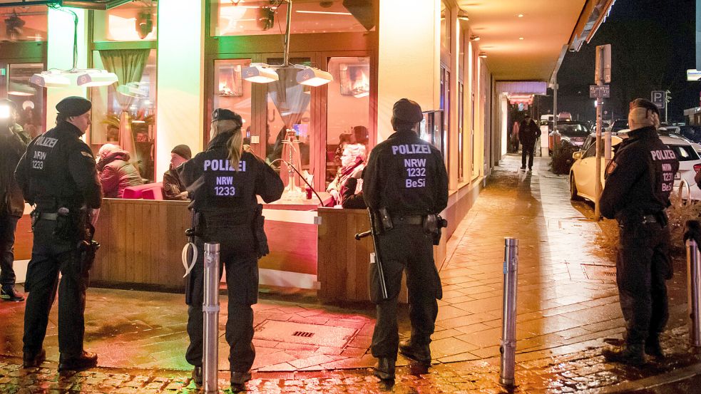 Regelmäßig durchsuchen die Behörden in NRW und anderen Ländern (hier in Bochum) Shisha-Bars im Kampf gegen Cla-Kriminalität. Ist das verhältnismäßig? Foto: Bernd Thissen/dpa