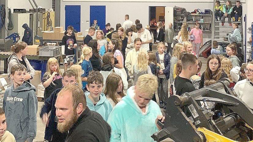 In einer Halle der Firma Söffge fanden die Kinder und Betreuer Unterschlupf. Foto: privat