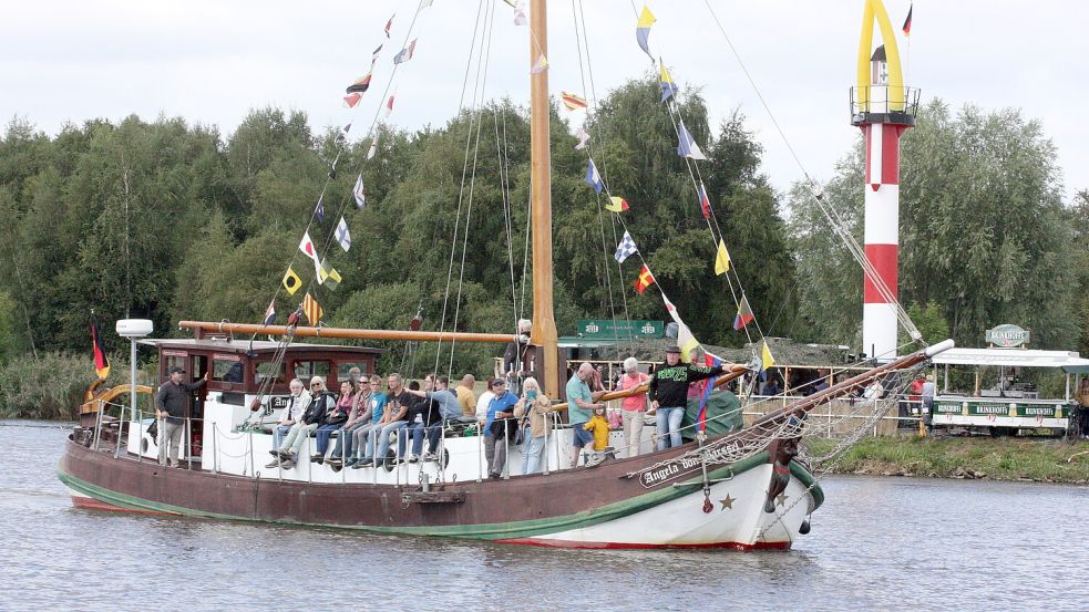 Die Museumstjalk Angela von Barßel lädt zum Hafenfest zu Rundfahrten ein. Foto: Passmann