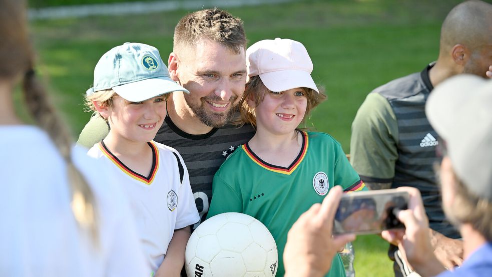 Patrick Helmes war auch ein begehrtes Foto-Motiv für die vielen Kinder, die nach dem Spiel nach einem Selfie fragten. Helmes schoss 15 (!) Tore.