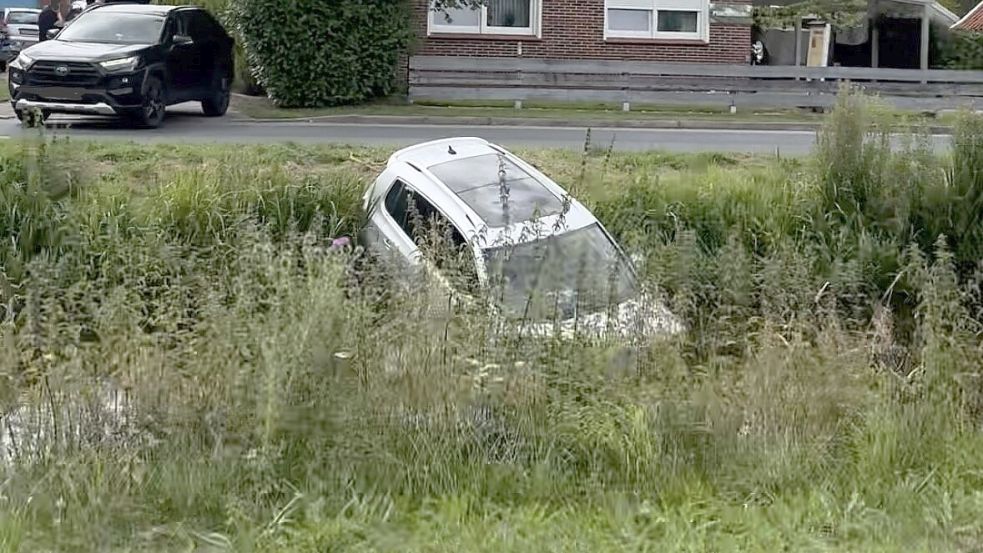 Ein Auto landete am Montag in Rhauderfehn im Kanal.