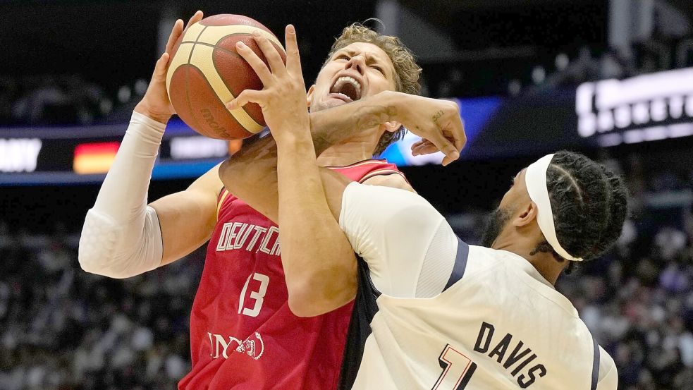 Wertvolle Bankspieler im Duell: Moritz Wagner und Anthony Davis. Foto: Alastair Grant/AP