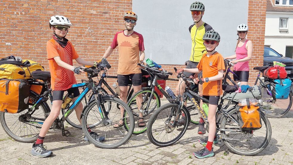 Esben (von links), Morten, Hjalmer, Magne und Mia Obel machen auf klimafreundliche Art Urlaub in Ostfriesland. In zweieinhalb Wochen hat die Familie aus dem dänischen Aarhuis 1100 Kilometer mit den Fahrrädern (ohne Elektroantrieb) zurückgelegt. Foto: Gettkowski