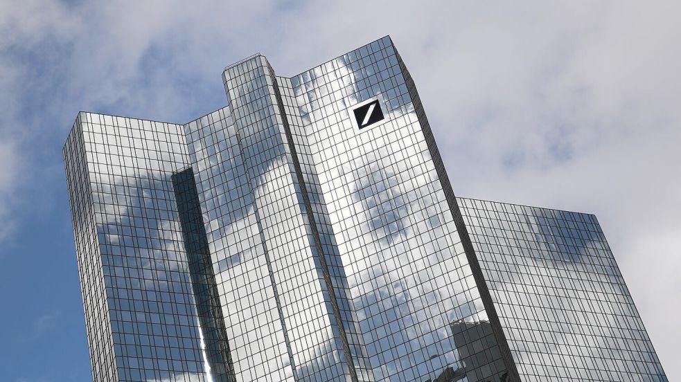 Die Deutsche Bank legt Zahlen für das zweite Quartal vor - hält die Gewinnserie? Foto: Arne Dedert/dpa