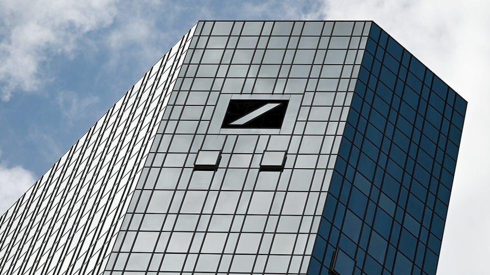 Die Deutsche-Bank-Fondstochter DWS erhöht ihre Ziele für das laufende Jahr (Archivfoto). Foto: Arne Dedert/dpa