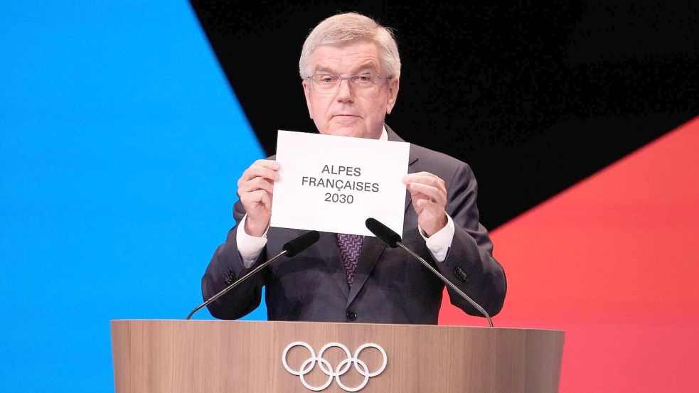 IOC-Präsident Thomas Bach verkündet die Vergabe der Winterspiele 2030 an Frankreich. Foto: David Goldman/AP/dpa