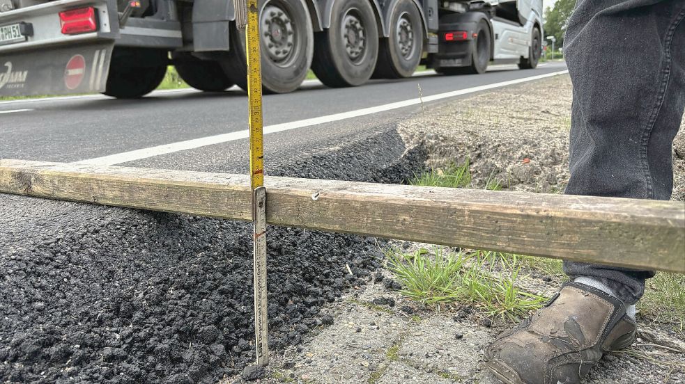 Die scharfe Kante der Asphaltschicht ist rund 18 Zentimeter hoch. Foto: Lüppen