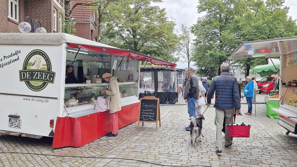 Der Ziegenkäsestand der Familie de Kloet, hier auf dem Wochenmarkt in Leer, wird auch beim Nachmittagsmarkt am 11. Juli in Weener vertreten sein. Foto: Gettkowski