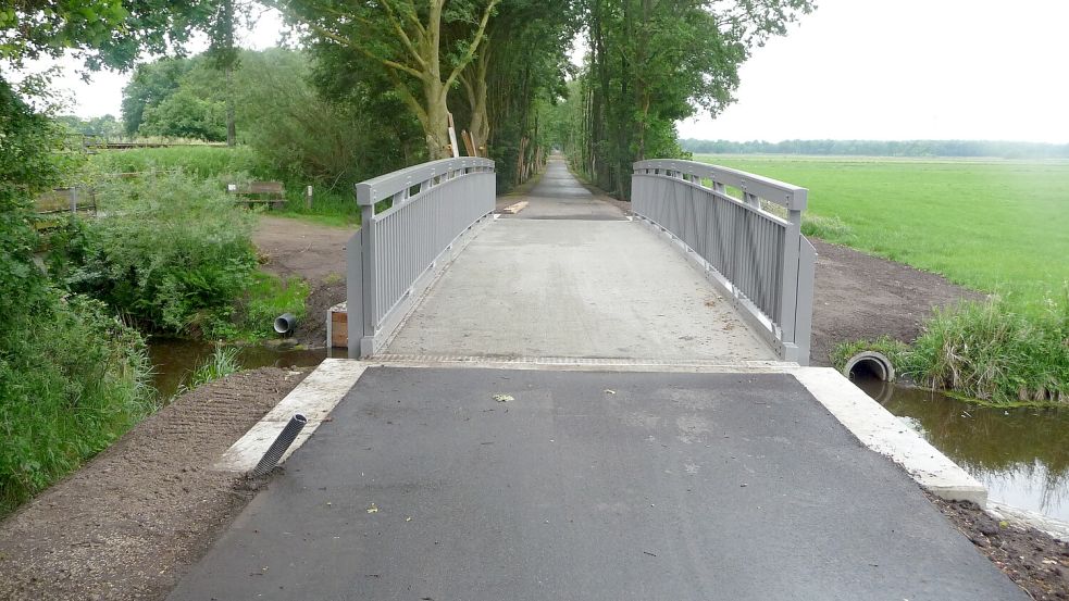 Die neue Geh- und Radwegbrücke über das Esklumer Sieltief wurde bereits im April mit Hilfe eines Autokrans erfolgreich eingehängt. Foto: Gemeinde