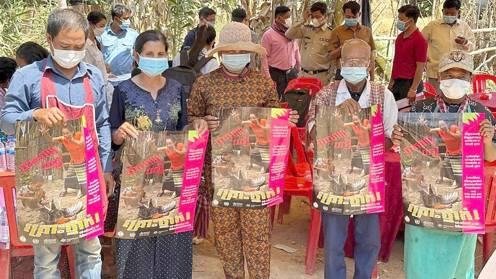 Plakate sollen in Kambodscha helfen, die Menschen über Ansteckungsgefahren zu informieren (Archivbild) Foto: Cambodia Ministry of Health/AP/dpa