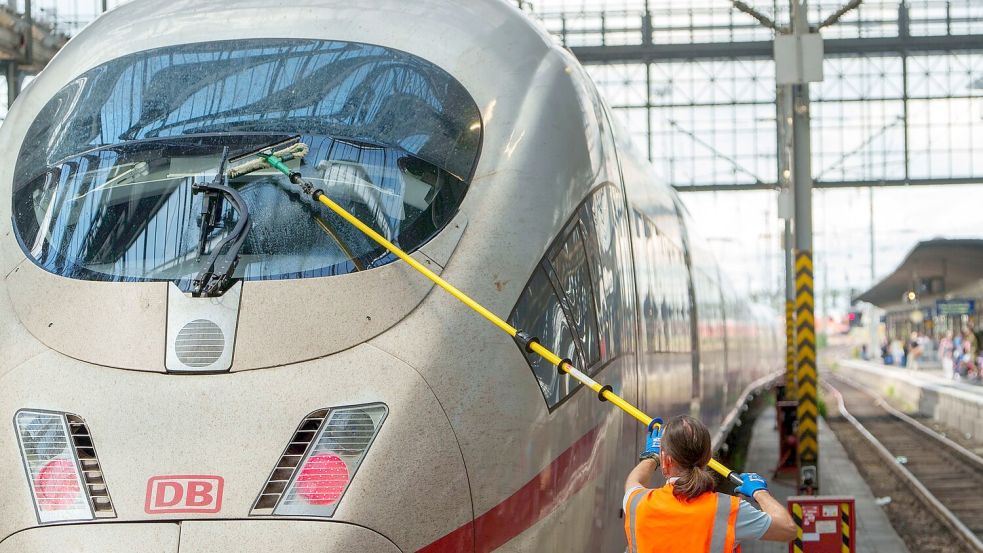 Im Fernverkehr verzeichnete die Bahn im ersten Halbjahr 2024 weniger Fahrgäste als im Vorjahreszeitraum. Foto: Andreas Arnold/dpa