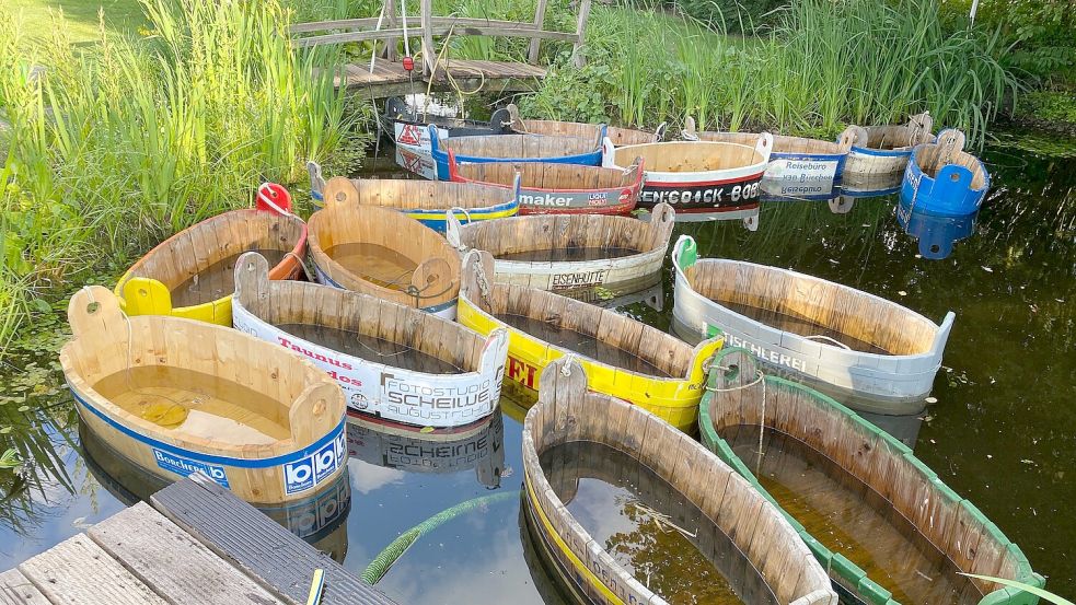 In diese Badewanne steigen die Teilnehmer bei der Regatta auf dem Kanal. Foto: Privat