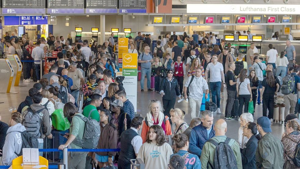 Die Fluggäste am Frankfurter Airport sind am Morgem stark verunsichert. Foto: Helmut Fricke/dpa