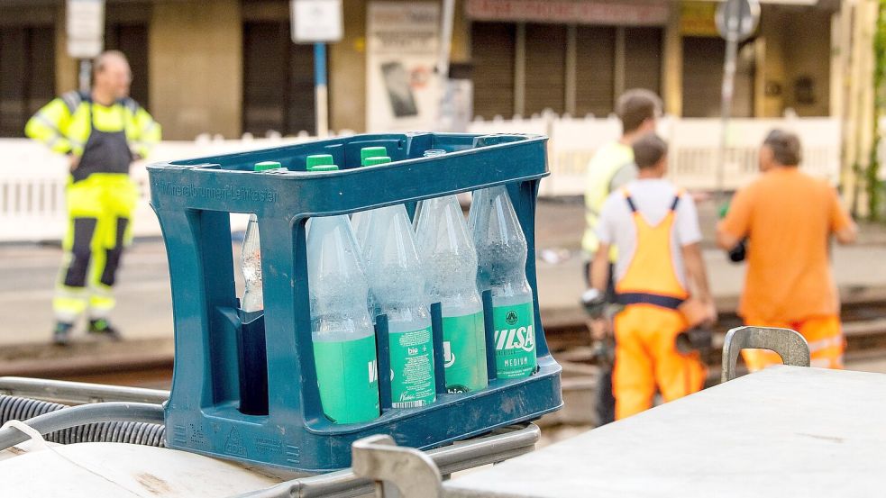 Für Arbeiter muss immer und überall viel zu Trinken zur Verfügung stehen. Foto: Sina Schuldt/dpa