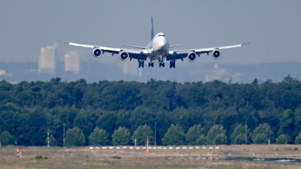 270 Annulierungen zählte der Flughafenbetreiber am Abend. Foto: Arne Dedert/dpa