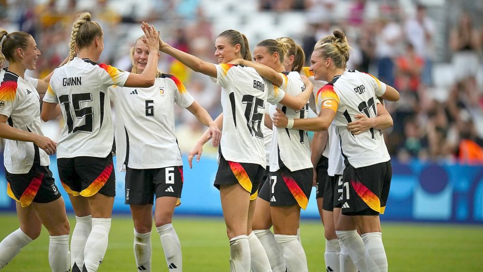 Nach Hegering Kopfball: Torjubel im DFB-Team. Foto: Daniel Cole/AP/dpa