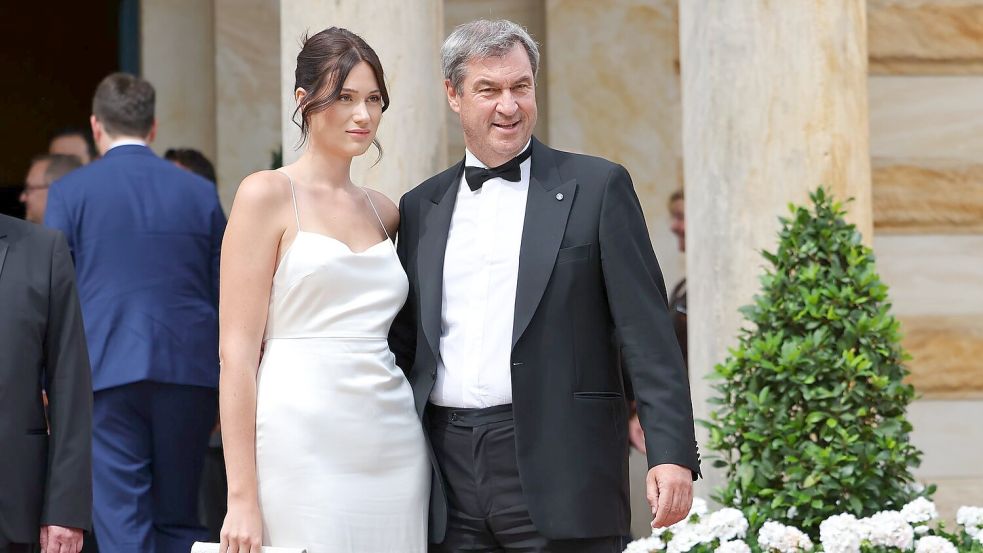 Markus Söder (CSU), Ministerpräsident von Bayern, und seine Tochter Gloria-Sophie Burkandt. Foto: Daniel Karmann/dpa