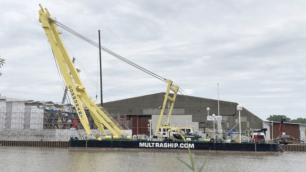 Der Schwimmkran „Cromorat“ hat bereits den Papenburger Hafen erreicht. Der Schwimmkran wird ab Montag die ersten Brückenteile bei der Großbaustelle der neuen Friesenbrücke einhängen. Foto: Lohmann