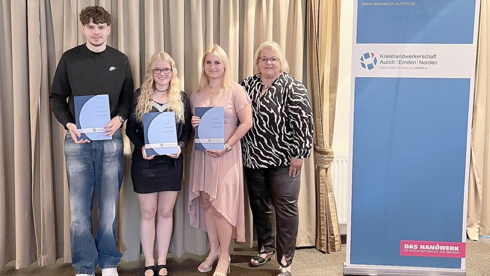 In Leer geprüft: Die Bäckereifachverkäufer Leon-Sebastian Tellkamp (von links), Lea Groenefeld und Dorice Trautmann mit Kerstin Hein vom Prüfungsausschuss.