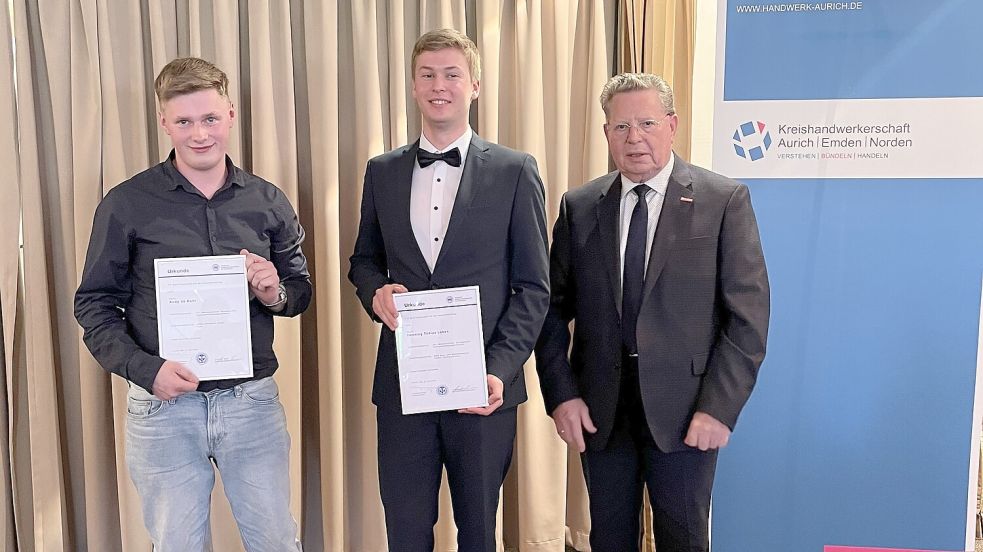 Die Mechatroniker Andy de Buhr (von links) und Henning Lüken wurden von Obermeister Lothar Freese für besondere Leistungen in der Ausbildung ausgezeichnet.