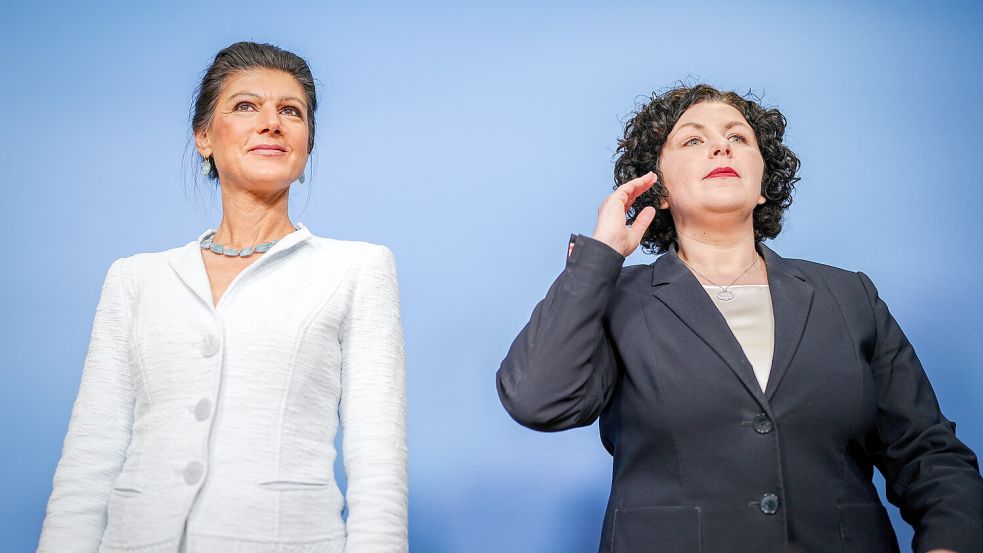 BSW-Gründerin und Parteivorsitzende Sahra Wagenknecht (l) und BSW-Bundesvorsitzende Amira Mohamed Ali (r) bei einer Pressekonferenz. Ali kündigte an, den Landesverband Niedersachsen noch im September zu gründen. Foto: dpa/Kay Nietfeld