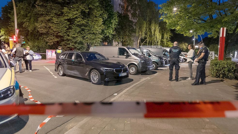 Ein Mann im pychischen Ausnahmezustand wurde von Spezialkräften der Polizei in Hamburg überwältigt. Foto: Bodo Marks/dpa