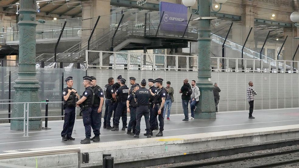 Nach den Brandanschlägen auf die französische Bahn patroullieren Polizisten auf einem Bahnhof in Paris. Foto: Mark Baker/AP