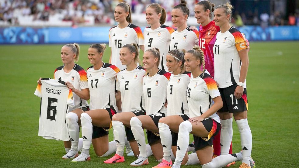 Ann-Katrin Berger (Zweite von rechts, obere Reihe) hat die Wachablösung im deutschen Tor geschafft. Foto: Daniel Cole/AP/dpa