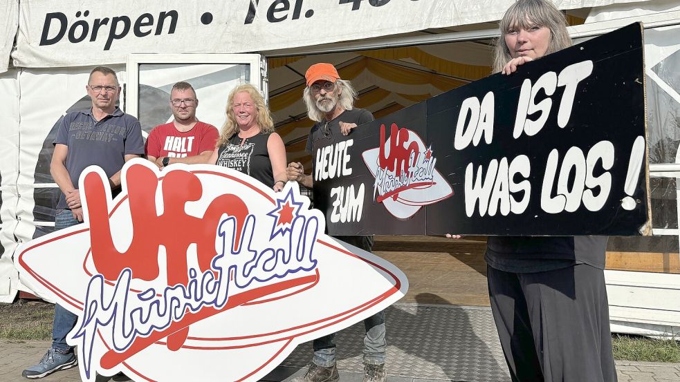 Die Aufbau-Arbeiten zur Ufo-Party haben begonnen. Auf das Fest freuen sich Thomas Vogt (von links) , Marien Bienhoff, Steffi Gerdes, Alwin Möhlmann und Inka Plaisir. Foto: Hellmers