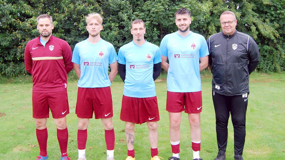 Trainer Wolfgang Behrends (ganz rechts) und Co-Trainer Ralf Hillmer mit den Neuzugängen (von links) Lukas Yzer, Andre Haak und Jannes Olthoff. Es fehlen Fabian Wendt und Oleksandr Bazyl. Foto: Reemts