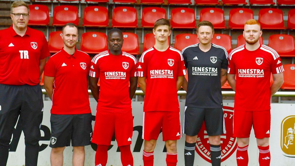 Der neue Trainer Kurt Ullmann (von links) mit den anderen Neuen: Betreuer und Physiotherapeut Kai Goldswer, Ibrahim Diarrassouba, Jannik Sondag, Eike ter Veer und Daniel Diekmann. Foto: Damm