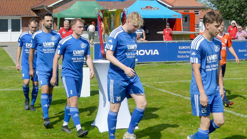 Bei den bisherigen drei Spielen in Ihrhove, in Holte (Foto) und gegen Großefehn liefen die SSV-Kicker beim Einlaufen stets am großen Pokal vorbei. An diesem Sonntag könnten sie ihn tatsächlich gewinnen. Foto: Weers