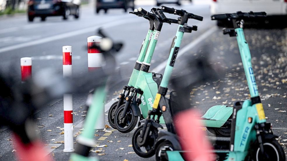 Die Zahl der Toedesopfer nach Unfällen mit E-Scootern hat sich verdoppelt. (Archivbild). Foto: Britta Pedersen/dpa