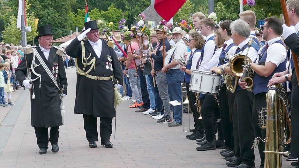 Jubiläum: General Theo Vahle (Zweiter von links) ist seit 40 Jahren Offizier der Friesoyther Schützengilde. Beim Abschreiten der Front wird ihn diesmal nicht mehr Aloys Arkenau (links) begleiten, der nach dem Schützenfest 2023 sein Amt niederlegte. Neuer Adjutant ist Bernd Dedden. Archivfoto: Stix