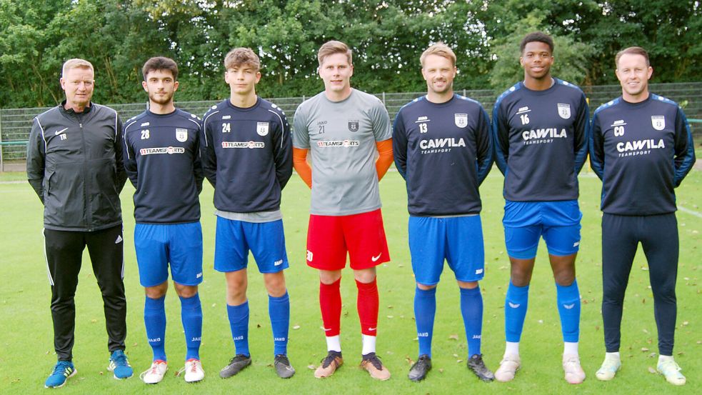 BW-Trainer Ralf Ammermann (1. von links) und Co-Trainer Dennis Rose (1. von rechts) mit den Neuzugängen (von links) Ibrahim Hanoglu, Wilko Docter, Hendrik Gossmann, Gerrit Thomes und Gabriel Bamezon. Es fehlt Paul Marx. Foto: Reemts