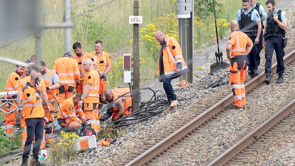 Die Reparaturen laufen auf Hochtouren. Foto: Denis Charlet/AFP/dpa